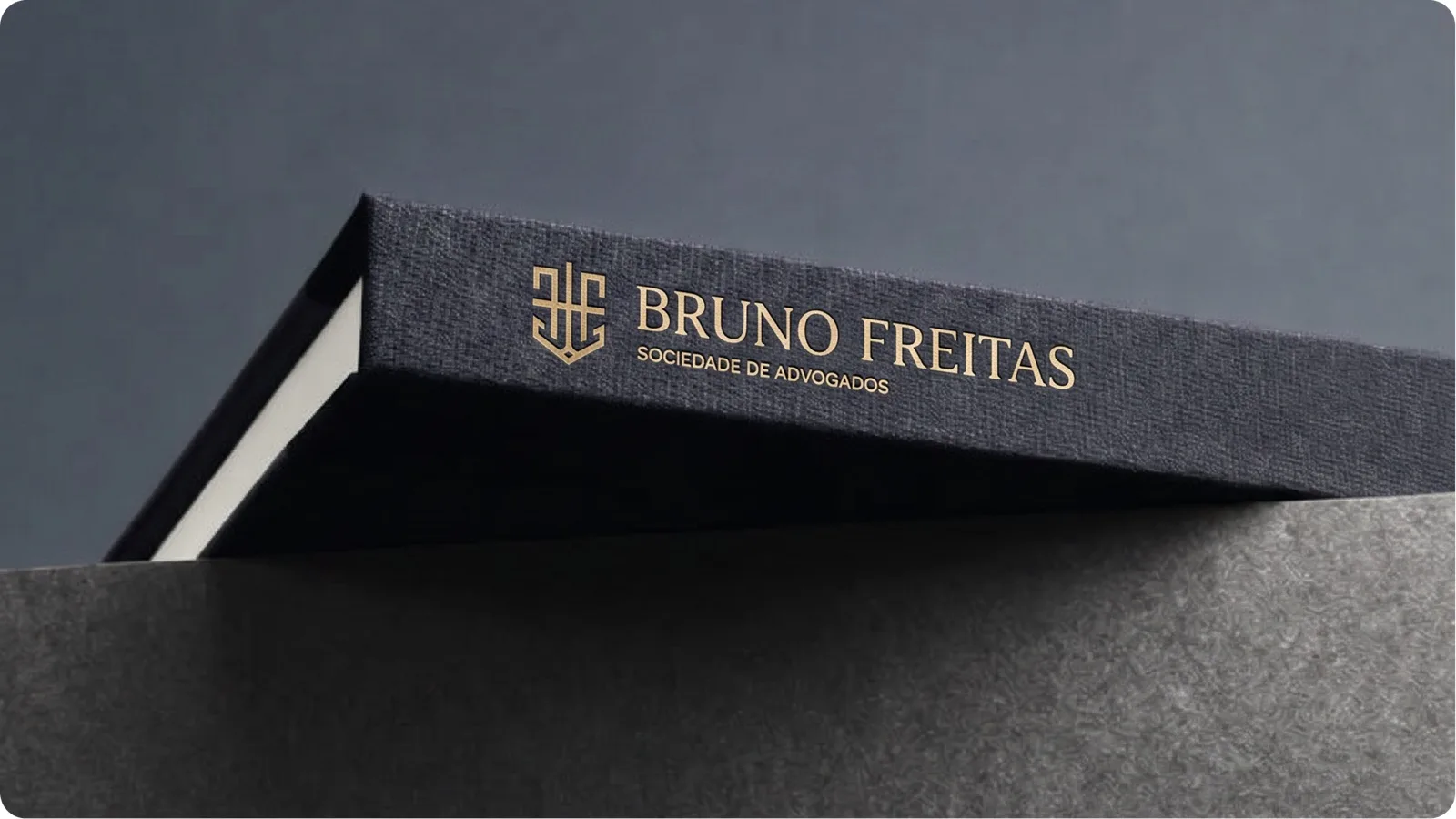 Detalhe da lombada do caderno institucional Bruno Freitas