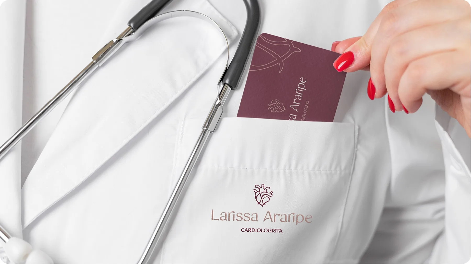 Cartão de visita Larissa Araripe no bolso do jaleco