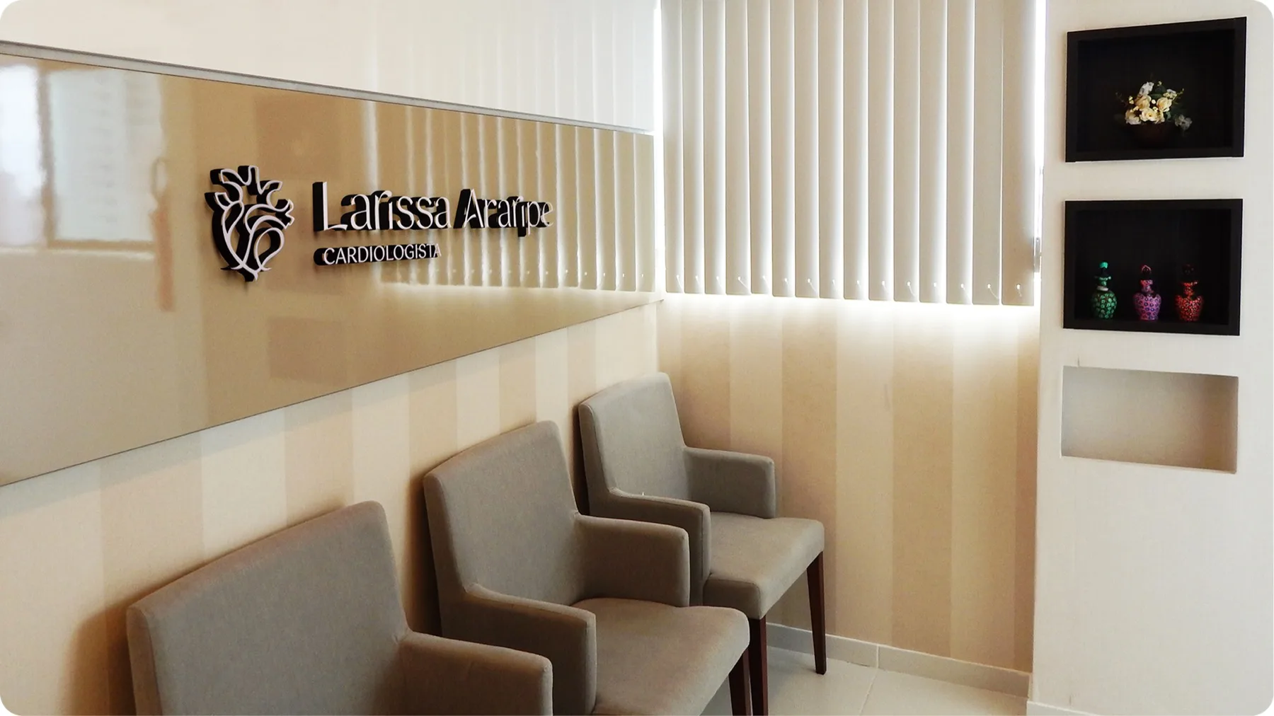 Sinalização do consultório com a identidade visual Larissa Araripe