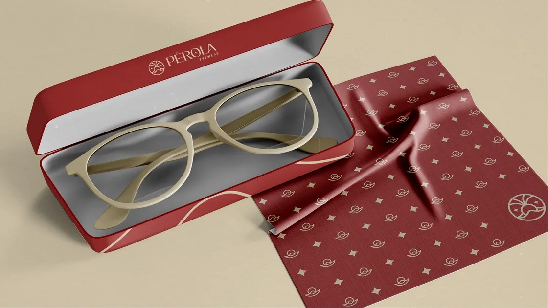 Óculos com pano de limpeza com a identidade visual Pérola