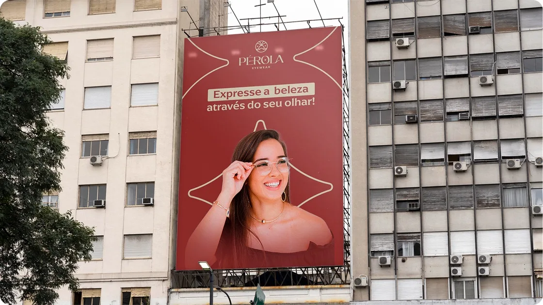 Outdoor com a identidade visual Pérola em fachada de prédio