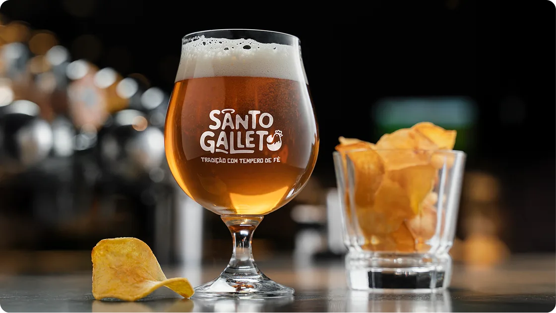 Chope e petiscos com a marca Santo Galleto